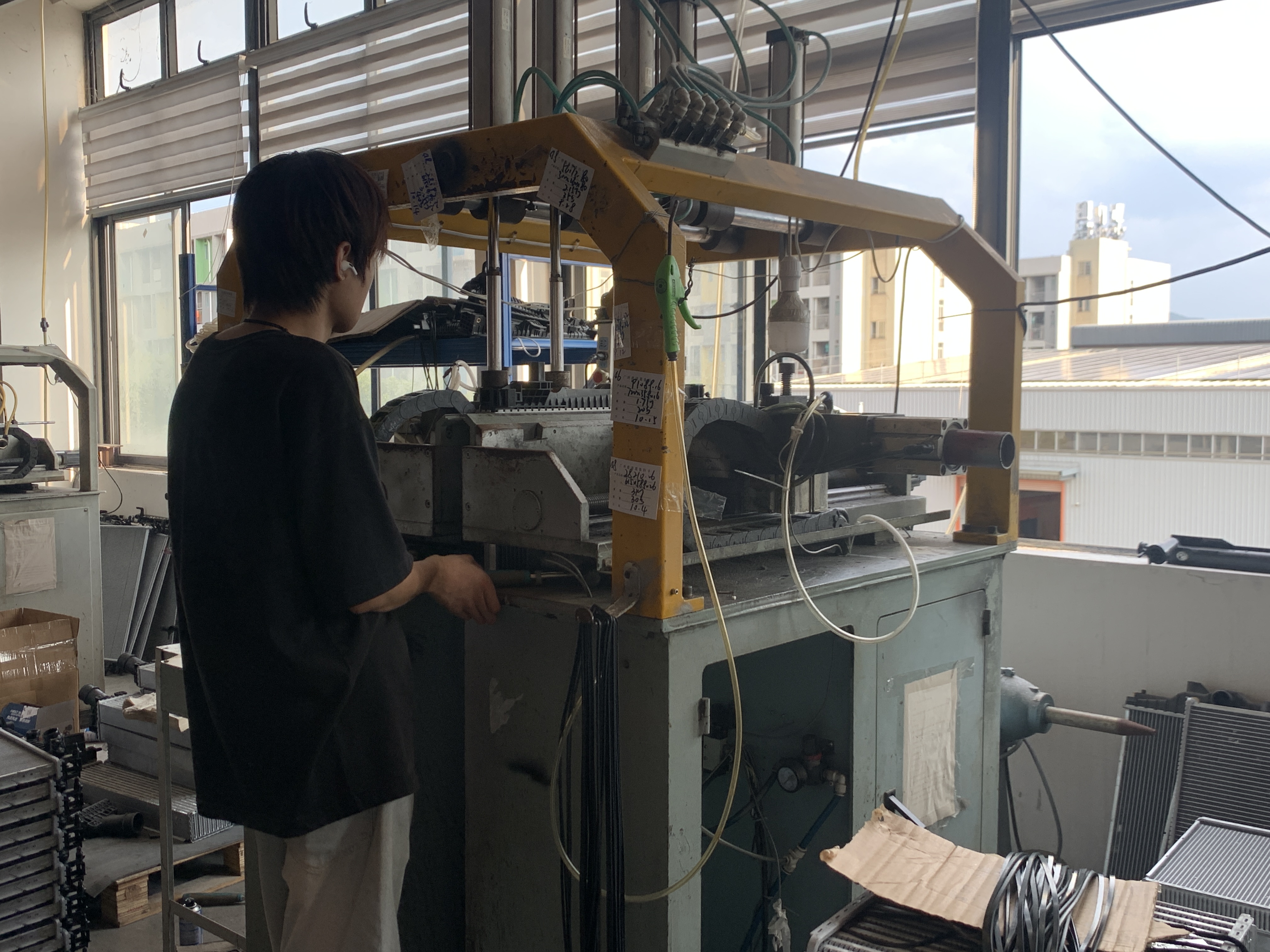 Core-to-tank crimping